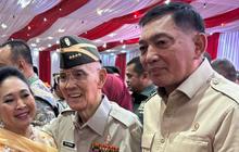 Penuh Perhatian, Momen Titiek Soeharto Gandeng Jenderal Sepuh Try Sutrisno saat Turun Tangga Ramai Disorot