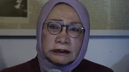 Aktivis Ratna Sarumpaet menyampaikan keterangan kasus penganiayaan yang dialaminya, Jakarta, Rabu (3/10). Ratna mengakui tidak ada penganiayaan yang diterimanya seperti kabar yang berkembang beberapa waktu terakhir. (Liputan6.com/Immanuel Antonius)