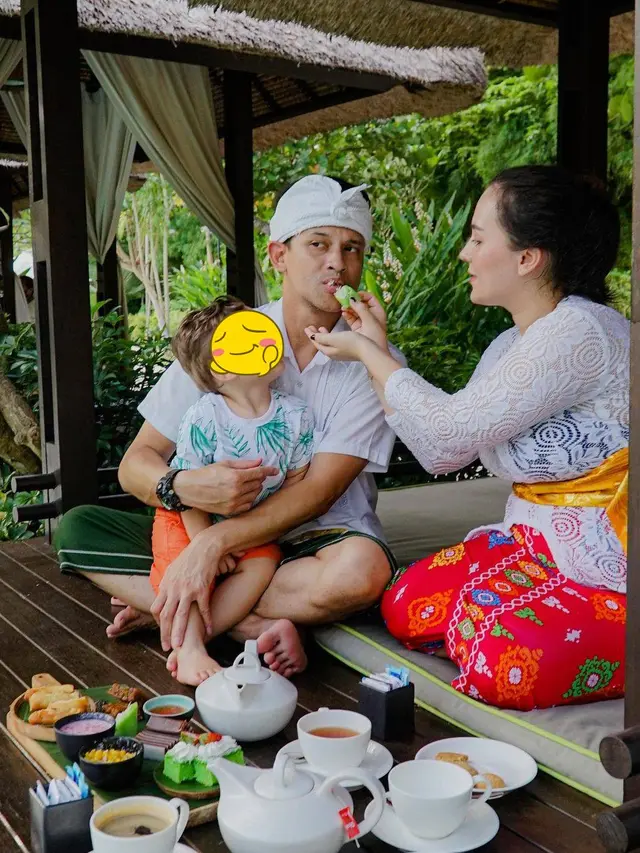 7 Potret Lucky Perdana dan Lidi Brugman Tampil Kompak dengan Busana Khas Bali