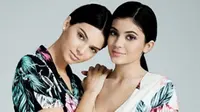 Kendall Jenner dan Kylie Jenner selalu terlihat kompak berdua. Keduanya pun kerap menjadi panutan fashion banyak kaum wanita lantaran gaya berbusana mereka yang ‘stylish’. (via instagram/@kyliejenner)