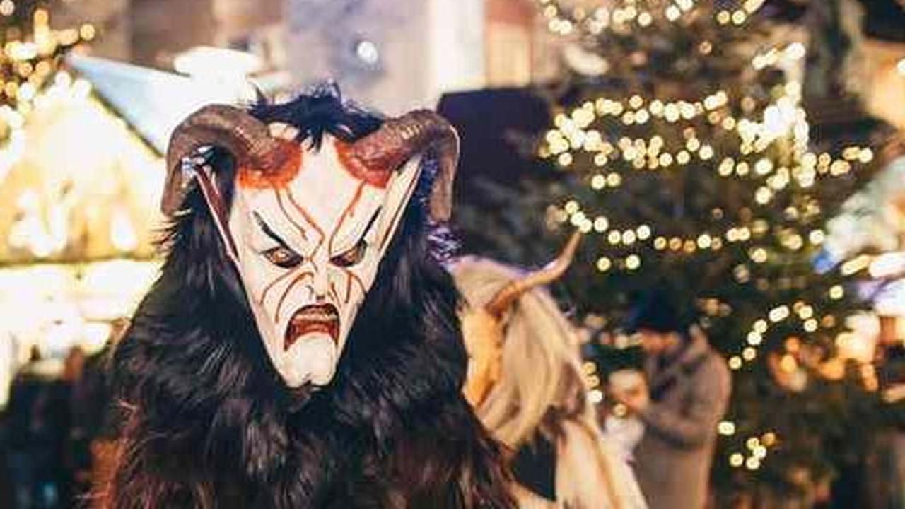 Dengan kostum yang menyeramkan seperti monster sungguhan, Krampus akan berparade bersama dengan Santa Klaus pada malam 25 Desember.