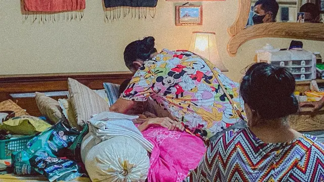 Kalina Ocktaranny menengok Een, ibunya (Foto: Instagram/@kalinaocktaranny)