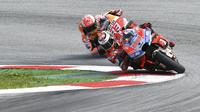 Pembalap Ducati Jorge Lorenzo mendapat perlawanan ketat Marc Marquez dari tim Repsol Honda dalam balapan MotoGP Austria di Red Bull Ring, Minggu (12/8/2018). (AP Photo/Kerstin Joensson)