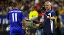 Pelatih Leicester City, Claudio Ranieri (kanan) memberikan instruksi kepada anak asuhnya saat melawan PSG pada laga International Champions Cup 2016 di StubHub Center, Carson, California, (30/7/2016). (Reuters/Mike Blake)