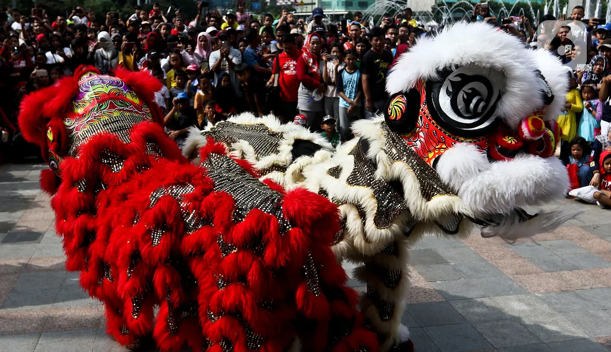Pertunjukkan barongsai memeriahkan ajang car free day (CFD) di kawasan Bundaran Hotel Indonesia (HI) Jakarta, Minggu (26/1/2020). Barongsai tersebut sengaja dihadirkan dalam rangka perayaan Imlek 2020 untuk menghibur para warga yang tengah mengikuti CFD. (Liputan6.com/Johan Tallo)