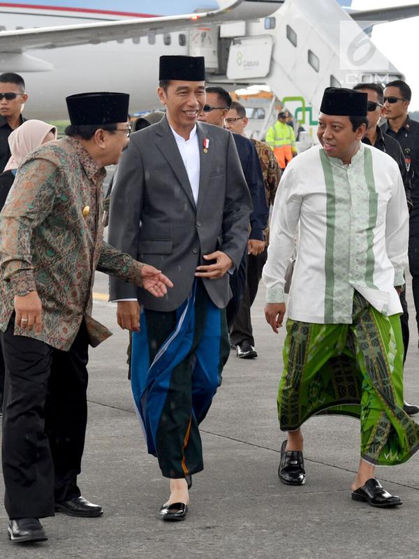 Presiden Joko Widodo didampingi Ketum PPP Romahamurmuziy dan Gubernur Jawa Timur Soekarwo tiba Bandara Internasional Juanda, Jawa Timur, Sabtu (3/2). Jokowi dan Romi tampak kompak mengenakan sarung. (Liputan6.com/Pool/Biro Pers Setpres)