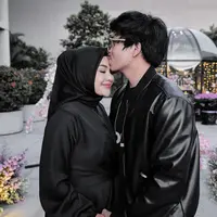 Atta dan Aurel tampil serasi mengenakan outfit serba hitam.  [Foto:IG/attahalilintar].