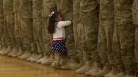 Netizen dibikin gemes sama ulah bocah perempuan ini. Tiba-tiba dia berlari menghampiri ayahnya yang sedang mengikuti upacara militer.