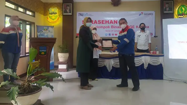 Area Manager PGE Karaha Andi Joko Nugroho menyerahkan simbolis kenang-kenangan kepada Yanti Lidiati, motivator sekaligus local hero 2018 Pertamina.