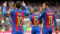Bintang Barcelona, Lionel Messi, merayakan gol yang dicetaknya ke gawang Athletic Bilboa. Ketiga gol kemenangan Barcelona dicetak oleh Paco Alcacer 18', Lionel Messi 40' dan Aleix Vidal 67'. (EPA/Toni Albir)