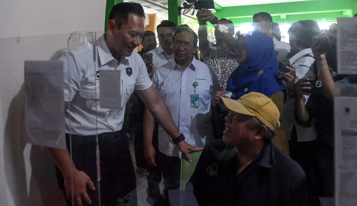 AHY memastikan, masyarakat yang mengikuti pemeriksaan kesehatan gratis diberikan pelayanan terbaik dari pengawas Puskesmas, termasuk dokter dan perawat. (merdeka.com/Arie Basuki)