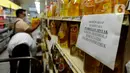 Pembeli berbelanja dekat kertas pemberitahuan pembatasan pembelian di supermarket Kawasan Cirendeu, Tangsel, Rabu (18/3/2020). Satgas Pangan meminta pedagang membatasi penjualan bahan pokok yakni beras, gula, minyak goreng dan mi instan untuk menjaga stabilitas harga. (merdeka.com/Arie Basuki)