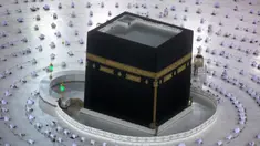 Umat muslim melaksanakan sholat subuh pertama dalam bulan suci Ramadhan dengan menerapkan jaga jarak untuk membantu mengekang penyebaran virus corona COVID-19 di Masjidil Haram, Mekkah, Arab Saudi, Selasa (13/4/2021). (AP Photo/Amr Nabil)