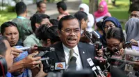 Jaksa Agung M Prasetyo memberikan keterangan kepada wartawan terkait eksekusi terhadap sembilan terpidana mati di komplek Istana Negara, Jakarta, Selasa (28/4/2015). (Liputan6.com/Faizal Fanani)