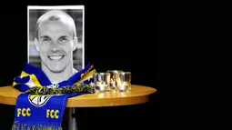 In memoriam Robert Enke. Kiper internasional Jerman dan Hannover 96 ini meninggal dunia karena bunuh diri tepat pada ulang tahunnya ke-32. AFP PHOTO/JENS-ULRICH KOCH