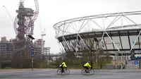 Pengendara sepeda melewati Taman Olimpiade, London, Inggris, 12 Januari 202. Perdana Menteri Inggris Boris Johnson dikritik setelah laporan bahwa dia bersepeda sekitar tujuh mil dari rumahnya, padahal ada larangan terkait COVID- 19. (Aaron Chown/PA via AP)