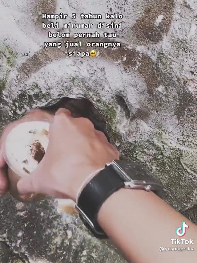 Jualan Es Lewat Lubang Tembok