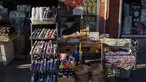 Seorang pria duduk di sebelah barang-barang yang dijual di pasar di distrik Fatih Istanbul, Turki, Selasa, 3 Januari 2023.  Inflasi Turki pada Desember 2022 turun drastis. Hal itu dinilai dapat mendukung posisi Presiden Recep Tayyip Erdogan jelang pemilu pada tahun ini. (AP Photo/Khalil Hamra)