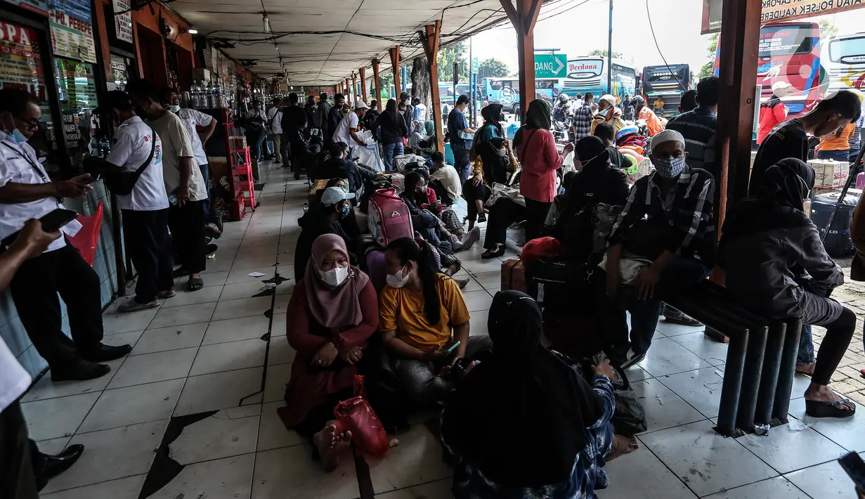 <p>Masyarakat yang hendak mudik menunggu antre di Terminal Kalideres, Jakarta Barat, Senin (25/4/2022). Menteri Perhubungan (Menhub) Budi Karya Sumadi sebelumnya menyarankan masyarakat untuk mudik lebih awal guna menghindari risiko kemacetan lalu lintas. (Liputan6.com/Johan Tallo)</p>
