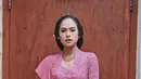 Kebaya tersebut dilengkapi dengan kain Angkin warna merah maroon dan kain dengan latar hitam bermotif bunga dan burung yang diwiru. Serta selendang sutra yang disampirkan di bagian bahu. (Instagram/maudyayunda).