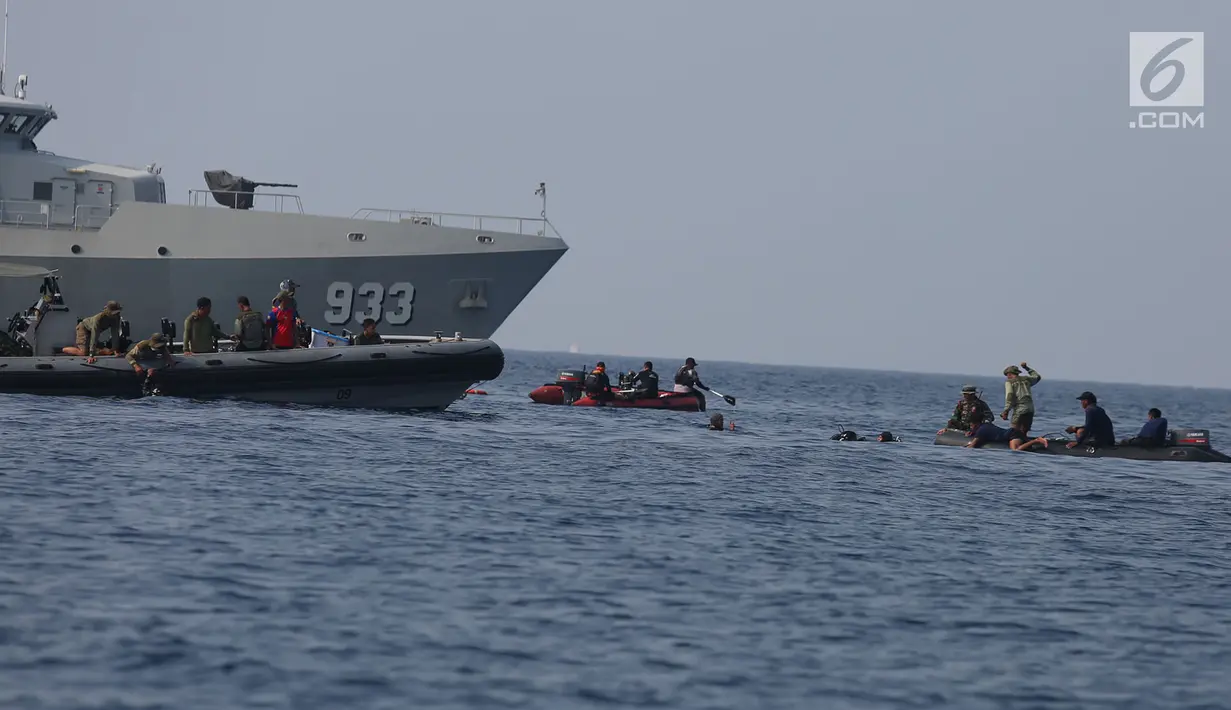 KRI Rigel-933 TNI AL melakukan pencarian jatuhnya pesawat Lion Air JT 610 di perairan Karawang, Jawa Barat Rabu (31/10).  Hari ke-3 pencarian diduga adanya temuan benda logam sepanjang 20 meter yang terdeteksi sonar KRI Rigel. (Merdeka.com/Imam Buhori)