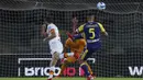 AS Roma kembali kebobolan pada menit ke-63. Tembakan voli Davide Faraoni dari luar kotak penalti, sukses menjebol gawang yang dikawal Rui Patricio. Gol tersebut sekaligus membawa Hellas Verona menang 3-2 atas AS Roma. (LaPresse via AP/Spada)