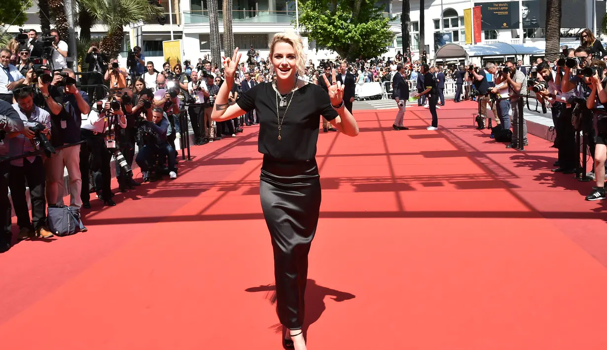 Sepertinya kisah cinta dan karier Kristen Stewart kini tengah menjadi sesuatu yang telah dipilihnya dari hati. Ia juga merasakan kebahagiaan tersendiri tanpa memikirkan omongan dari publik. (AFP/Bintang.com)