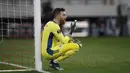 Kiper Olympiakos, Jose Sa memberi instruksi kepada rekan-rekannya saat menghadapi Arsenal dalam laga leg pertama babak 16 besar Liga Europa 2020/2021 di Georgios Karaiskakis Stadium, Kamis (11/3/2021). Olympiakos kalah 1-3 dari Arsenal. (AP/Thanassis Stavrakis)