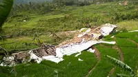 Kandang ayam berkapasitas ribuan ekor ambruk akibat terjangan badai cempaka di Banyumas. (Foto: Liputan6.com/Muhamad Ridlo)