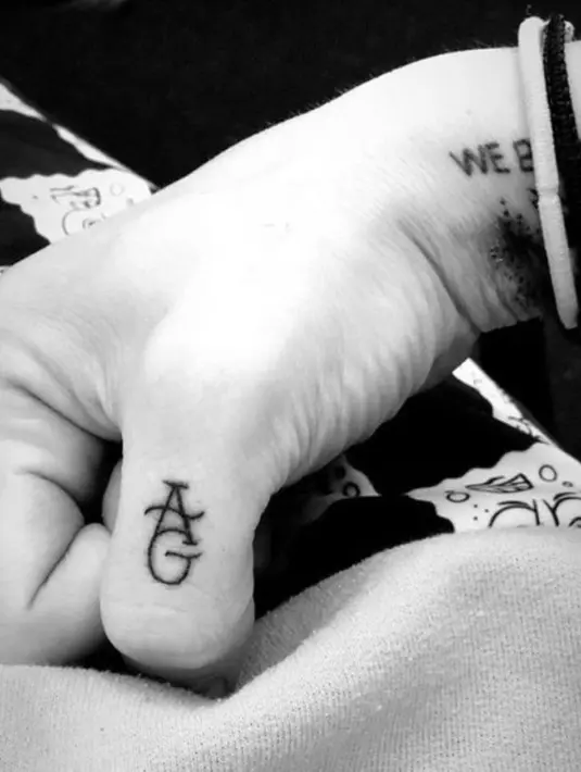 Sementara Pete Davidson pun membuat tato "AG" di tangannya dan juga topeng dengan telinga kelinci seperti ikon Ariana Grande. (instagram/petedavidson)