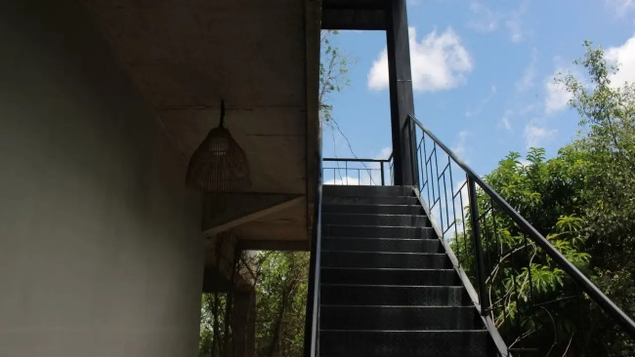 Model Railing Tangga Besi Hollow (Credit: Bunly Hort/Unsplash)