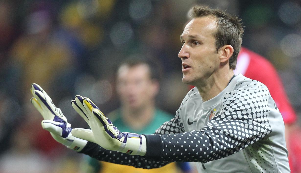 Mark Schwarzer. Eks kiper Timnas Australia yang pensiun pada Juli 2016 bersama Leicester City ini berhasil meloloskan Australia yang saat itu masih bernaung di bawah konfederasi Oseania (OFC) ke Piala Dunia 2006 Jerman usai menyingkirkan Uruguay di play-off antar-benua. Setelah kalah 0-1 di leg pertama saat bermain di Uruguay (12/11/2005), Australia berhasil menyingkirkan Uruguay 4-2 di leg kedua (16/11/2005) via adu penalti setelah skor 1-0 bertahan hingga waktu normal usai. Mark Schwarzer menggagalkan dua eksekusi penalti dari Dario Rodriguez dan Marcelo Zalayeta. (AFP/Valery Hache)