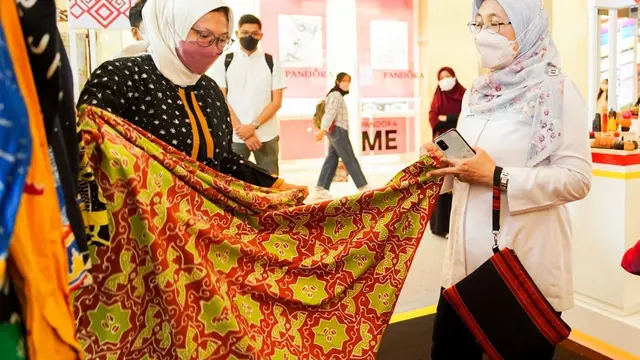 Direktur Jenderal Industri Kecil, Menengah, dan Aneka (IKMA) Kementerian Perindustrian, Reni Yanita (kanan) memperhatikan berbagai produk industri kecil dan menengah (IKM) Provinsi Lampung yang difasilitasi tampil pada ajang pameran di Mal Kota Kasablanka