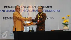 Menaker Hanif Dhakiri (kiri) dan Ketua KPK Agus Rahardjo (kanan) berjabat tangan usai penandatanganan Standar Kompetensi Kerja Nasional Indonesia (SKKNI) bidang penyuluhan antikorupsi di Gedung KPK, Jakarta, Kamis (24/11). (Liputan6.com/Helmi Afandi)
