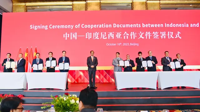 Wakil Presiden Direktur PT Dian Swastatika Sentosa Tbk Lokita Prasetya (kiri) saat penandatanganan kerjasama pembentukan perusahaan patungan antara Sinar Mas, Trina Solar Co Ltd, PT Agra Surya Energy dan PT PLN (Persero). (Dok BPMI Setpres)