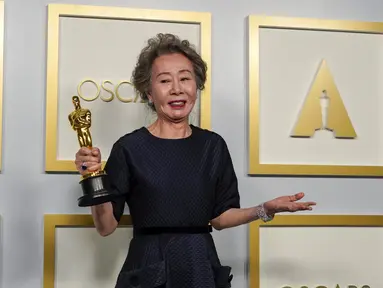 Yuh-Jung Youn, pemenang penghargaan untuk Aktris Pendukung Terbaik dalam film Minari berpose di ruang pers Oscar di Union Station di Los Angeles, Minggu (25/4/2021). Perempuan 73 tahun itu memastikan dirinya jadi aktis Korea pertama yang berhasil meraih Piala Oscar. (POOL /Getty Images via AFP)