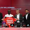 Penyerang baru Bayern Munchen, Sadio Mane (kedua kiri) dengan jerseynya berpose di samping CEO Bayern Munchen Oliver Kahn (kiri), Presiden Herbert Hainer (kedua) dan Direktur Olahraga Hasan Salihamidzic selama konferensi pers setelah ia menandatangani kontrak tiga tahun di Munich, Jerman selatan (22/6/2022). (AFP/CHRISTOF STACHE)