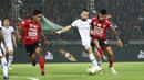 Striker Madura United, Aleksandar Rakic, berebut bola dengan gelandang Bali United, Stefano Lilipaly, pada laga Liga 1 2019 di Stadion Kapten I Wayan Dipta, Bali, Minggu (22/12). Bali kalah 0-2 dari Madura. (Bola.com/Aditya Wany)