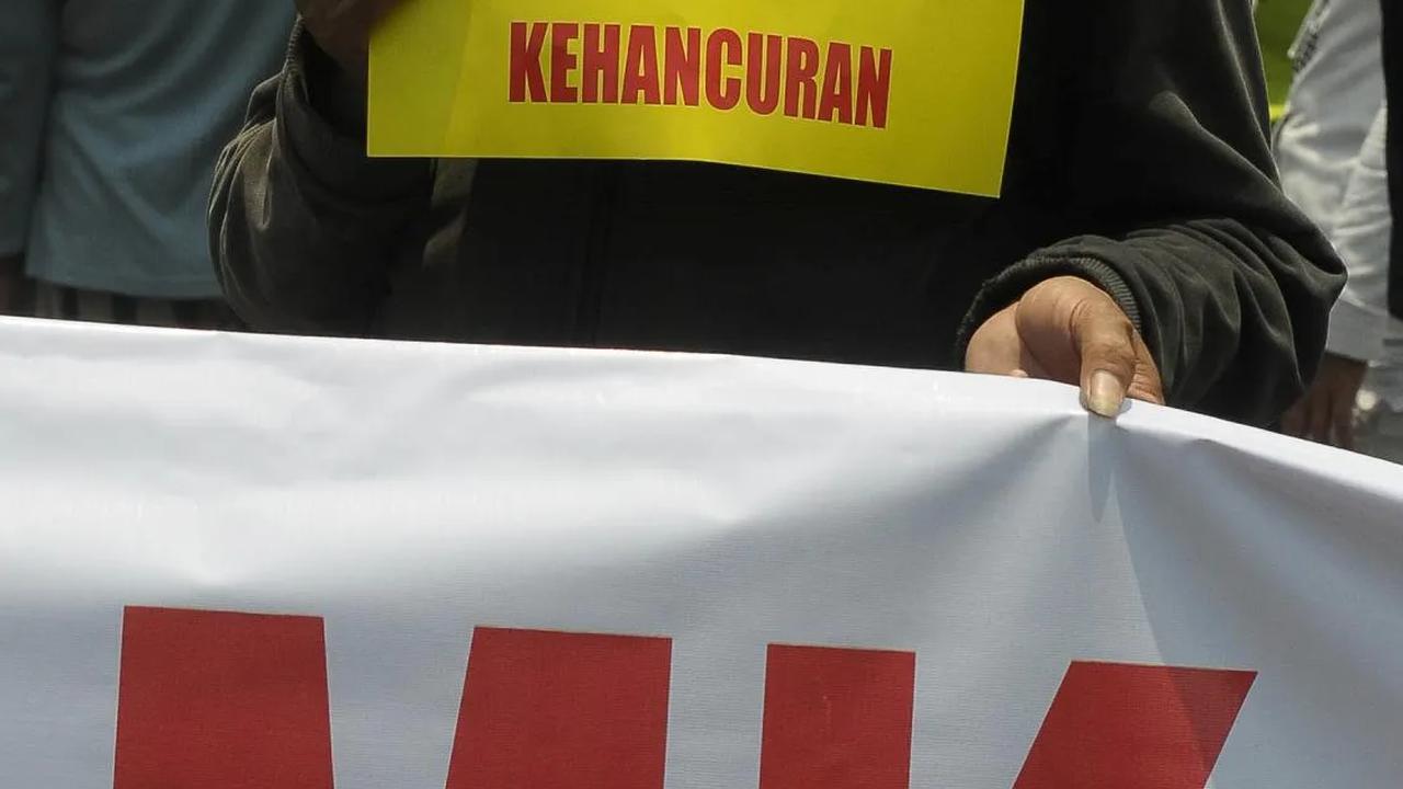 Dalam aksinya, mereka  mendesak Mahkamah Konstitusi (MK) untuk menolak permohonan uji materi UU Pemilu terkait syarat usia Capres-Cawapres.
