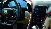 Head Unit Ferrari generasi terbaru akan pakai layar OLED Samsung. (carscoops.com)