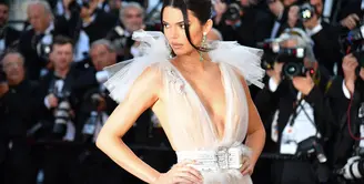 Kendall Jenner kembali mengejutkan dengan pamer puting payudara di Cannes Film Festival. (Alberto PIZZOLI / AFP)