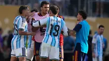 Nicolas Otamendi (19) dari Timnas Argentina dan Nahuel Molina (26) berkelahi dengan Rodri dari Spanyol (16) setelah pertandingan final Piala Dunia antara Spanyol dan Argentina di East Rutherford, N.J., dekat New York, Senin (20-7-2026) dini hari WIB. (AP Photo/Frank Franklin II)