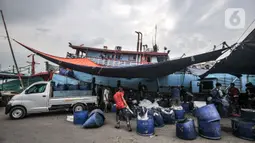 Aktivitas nelayan saat menurunkan ikan hasil tangkapan di Pelabuhan Muara Baru, Jakarta, Kamis (5/8/2021). Data KNTI mencatat, tingkat ekonomi nelayan kembali bangkit dan kian membaik sepanjang tahun 2021 meski masih berada di tengah pandemi Covid-19 yang belum usai. (merdeka.com/Iqbal S. Nugroho)
