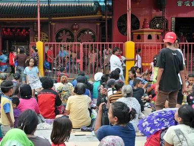 Jelang Imlek, ratusan pengemis penuhi pelataran Vihara Dharma Bhakti, Jakarta, Minggu (7/2/2016). Mereka berdatangan untuk berebut angpao yang dibagikan umat Tionghoa yang akan merayakan tahun baru Imlek. (Liputan6.com/Yoppy Renato)