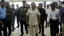 Ketua Umum Partai Gerindra Prabowo Subianto saat tiba di Kompleks Parlemen, Jakarta, Rabu, (16/5). Prabowo menyebut pihaknya akan membahas langkah-langkah yang dapat dilakukan terkait terorisme. (Liputan6.com/JohanTallo)