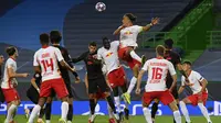 Penyerang RB Leipzig, Yussuf Poulsen, berebut bola dengan pemain Atletico Madrid pada perempat final Liga Champions 2019/2020 di Estadio Jose Alvalade, Jumat (14/8/2020) dini hari WIB. RB Leipzig menang 2-1 atas Atletico Madrid. (AFP/Lluis Gene/pool)