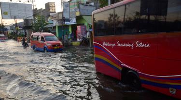 20160612-Jalur Pantura Banjir, Kendaraan Susah Melintas