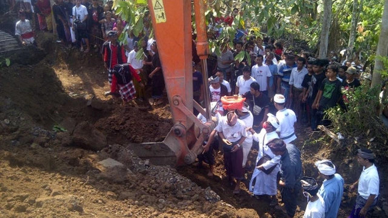 Menyaksikan pembongkaran kuburan massal eks anggota PKI di Bali