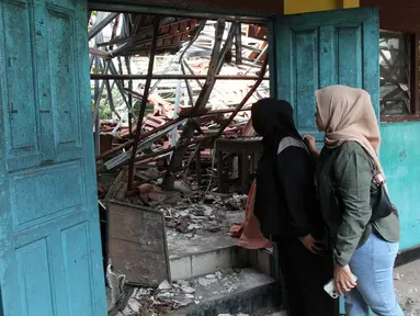 Warga melihat ruangan kelas yang roboh  di SDN Kebayoran Lama Selatan 09 Pagi, Kebayoran Lama, Jakarta Selatan, Selasa (21/07/2026). (KLY/ Arie Basuki)