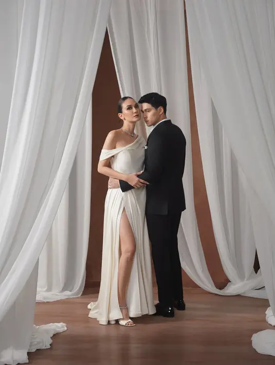 Maxime Bouttier tak kalah menawan dengan setelan jas hitam dari @sasdesigns dan @rakeshd18. Penampilannya yang sleek dengan potongan jas double-breasted dan kemeja putih tanpa dasi memberikan aura pria modern yang effortless namun tetap berkelas. [@lunamaya].